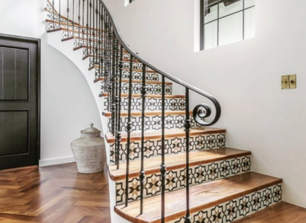 Tangga beton geometris dengan pola berbeda